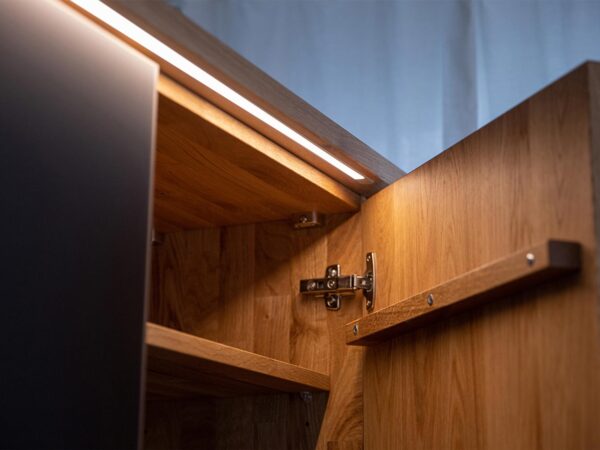 Szafka z podświetleniem LED – uchylone drzwi z zawiasem puszkowym