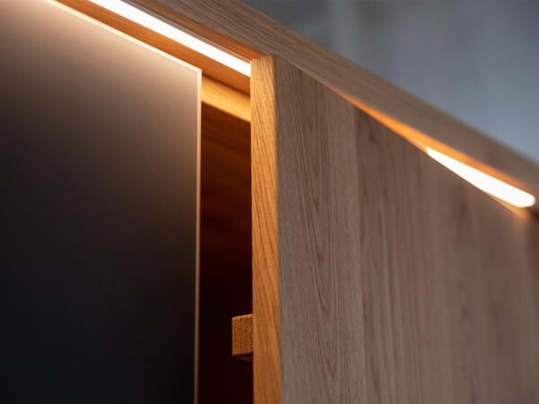 Podświetlenie LED wzdłuż bocznej krawędzi szafy – detale