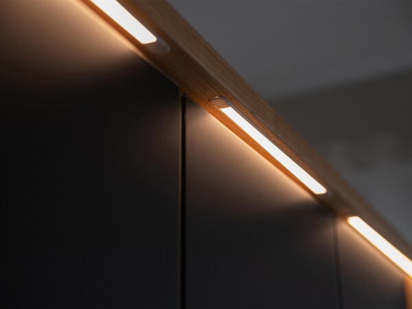 Czarne panele i listwy LED – eleganckie wykończenie frontu szafy