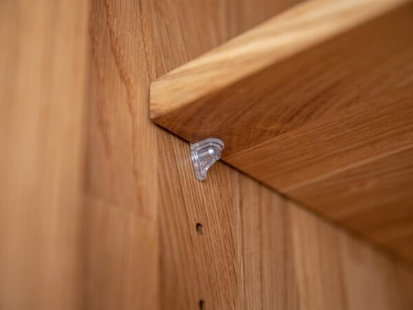 Detal wewnętrznego narożnika szafki z zamontowanym zawiasem