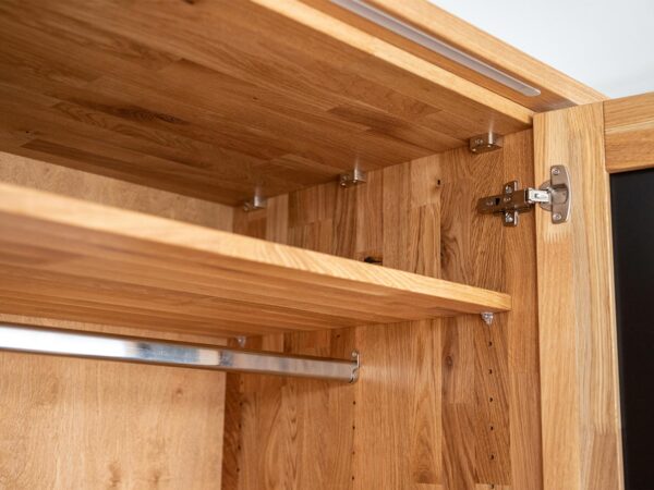 Szafa z pionowymi czarnymi panelami i oświetleniem LED