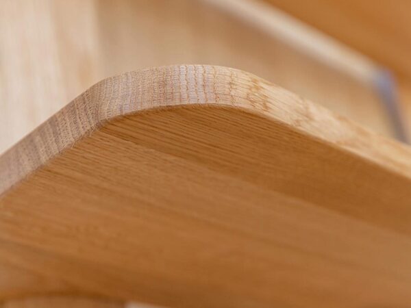 Łukowaty narożnik mebla drewnianego – bezpieczne wykończenie