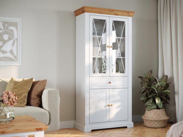 Aranżacja z białą witryną w klasycznym wnętrzu