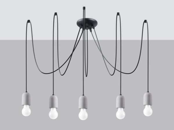 Lampa pająk z pięcioma żarówkami – czarne przewody na tle szarym