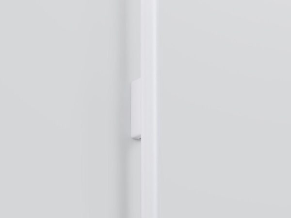 Widok z boku – nowoczesny biały kinkiet LED z mocowaniem