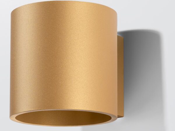 Nowoczesny kinkiet tuba – złote aluminium, efekt świetlny góra-dół