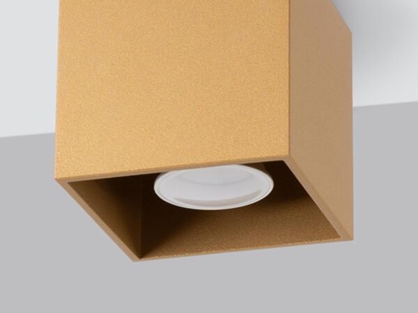 Złota lampa ścienna – minimalistyczna kostka LED, widok z boku