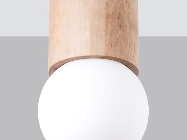 Lampa ścienna drewniana – kula świetlna na tle szarym