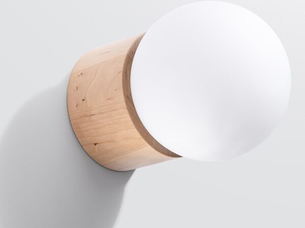 Lampa kula na ścianie – drewno i białe szkło, minimalistyczny styl