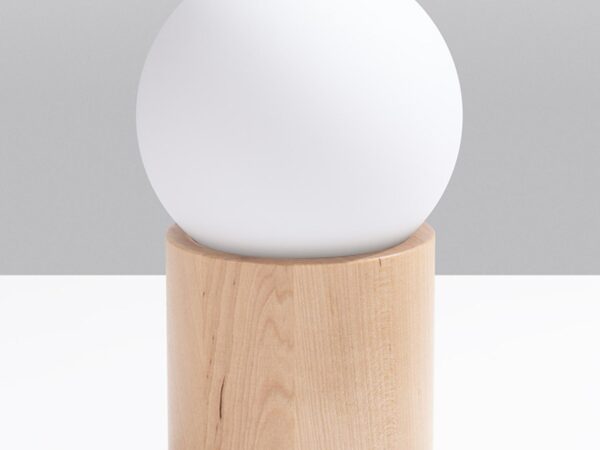 Lampa LED – kula ze szkła opalowego na drewnie