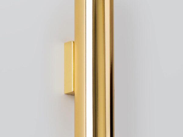 Złota lampa ścienna z prostokątnym mocowaniem – tuba na tle bieli