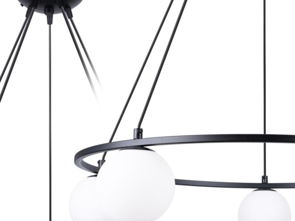 Klosze kuliste zawieszone na czarnych linkach – tło białe