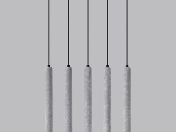 Widok lamp na szarym tle – pięć równoległych betonowych tub
