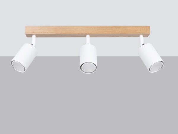 Drewniany stelaż z trzema białymi reflektorami – widok z przodu