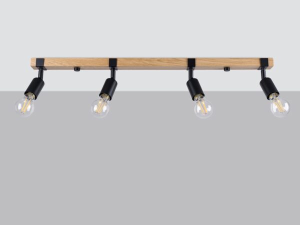 Czarna lampa z czterema reflektorami na drewnianej listwie – sufit