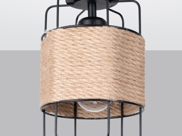 Widok lampy rattanowej na szarym tle – pojedyncza sztuka