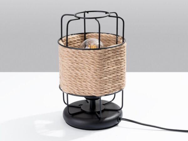 Lampka z czarną podstawą i rattanowym kloszem – wnętrze loftowe