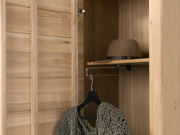 Szafa z otwartymi drzwiami i drążkiem na ubrania