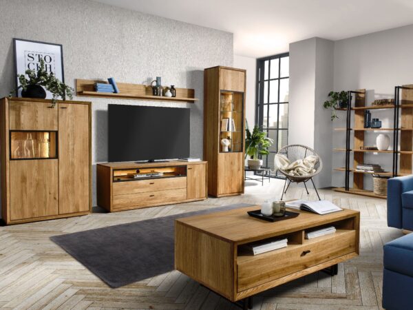 Jasny salon z meblościanką z litego drewna – aranżacja z roślinami