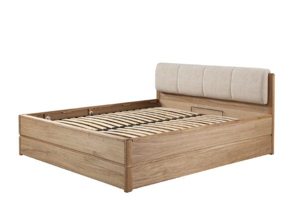 Drewniane łóżko z beżowym zagłówkiem – widok z perspektywy narożnej