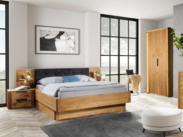 Łóżko dębowe z beżowym zagłówkiem – aranżacja wnętrza sypialni