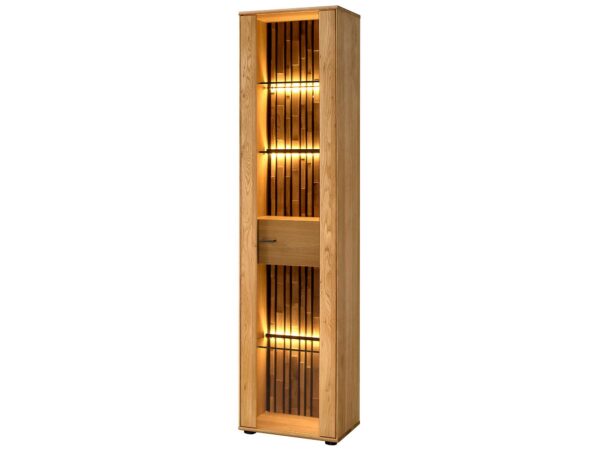 Wąska witryna z pionowymi lamelami – styl industrialny z oświetleniem