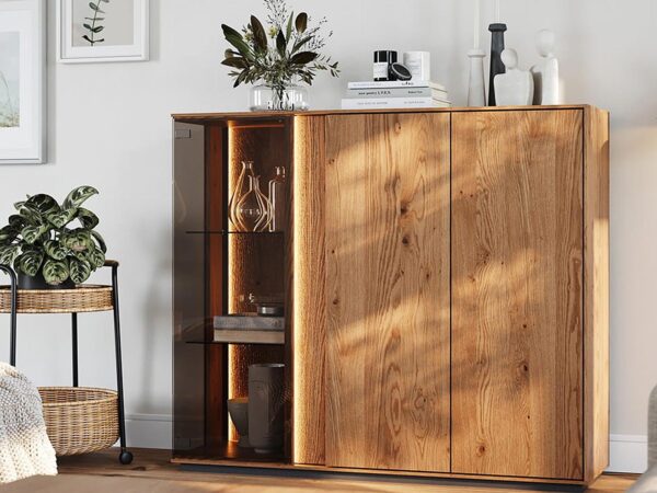 Komoda z otwartą witryną i przeszkloną wnęką – w świetle dziennym