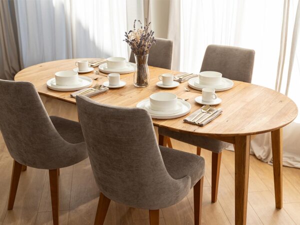 Jadalnia z czterema krzesłami i kompletem zastawy