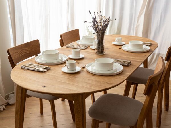 Jadalnia z półokrągłym stołem i czterema krzesłami