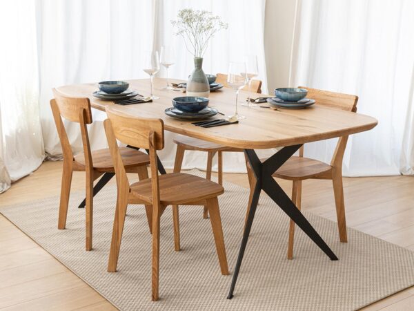 Komplet jadalniany z czarną zastawą i kieliszkami