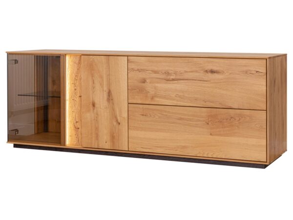 Niska komoda z drewna z widocznym usłojeniem – widok z boku