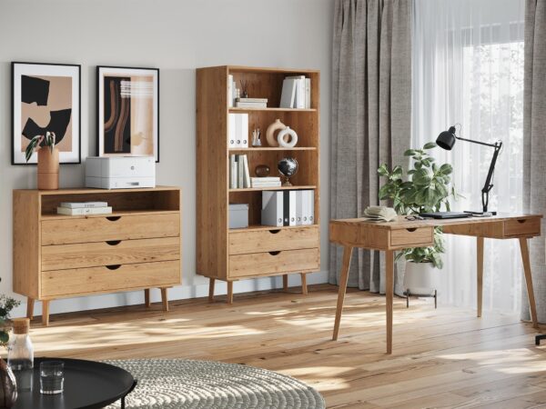 Zestaw mebli dębowych w salonie – półki, komoda i stół