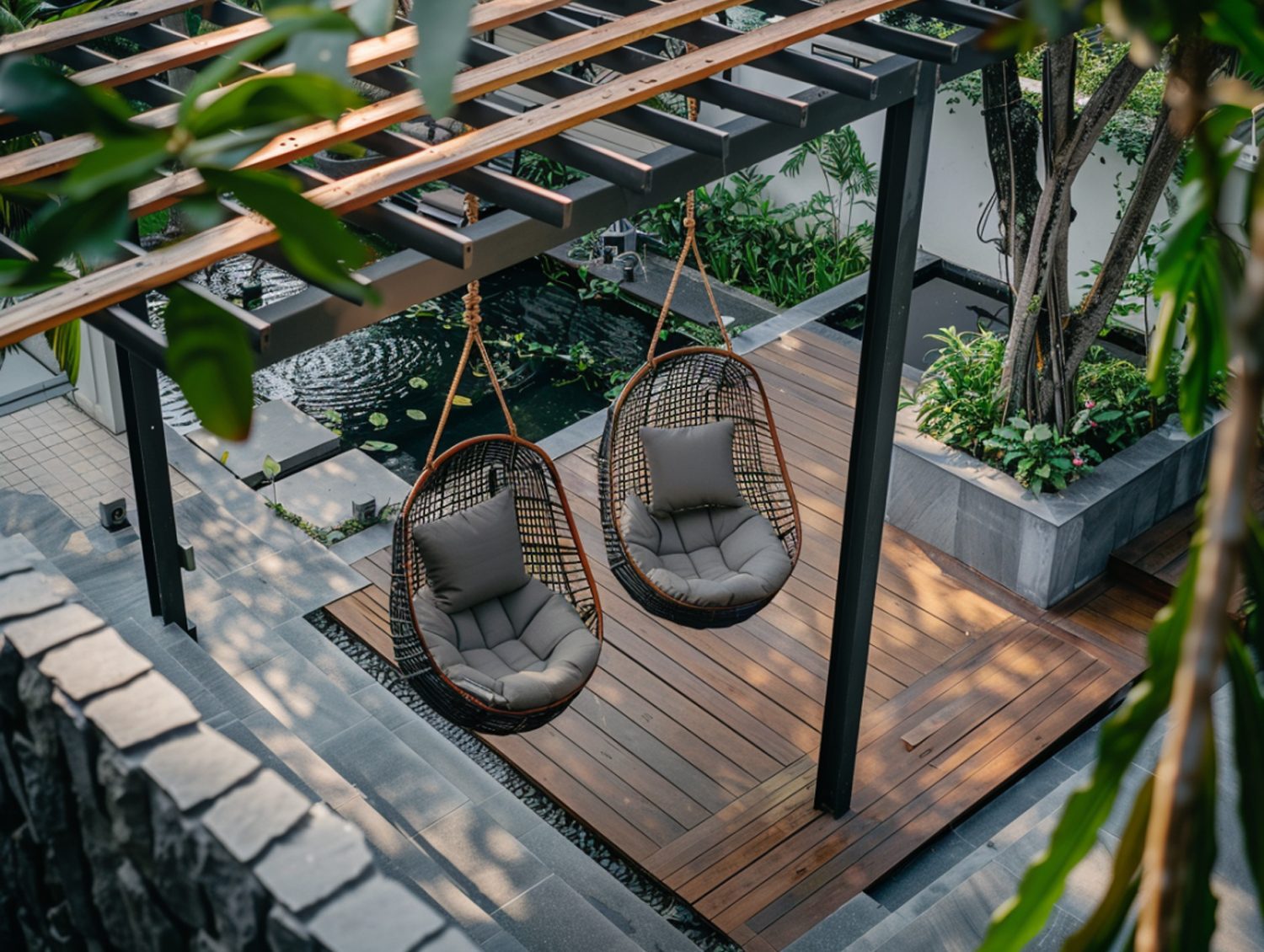 Podwójna huśtawka ogrodowa z poduszkami w stylu boho