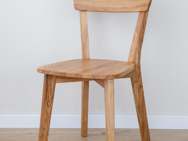 Krzesło do jadalni z jasnego drewna – widok studyjny