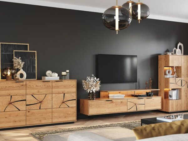 Aranżacja wnętrza z witryną i meblami RTV z drewna