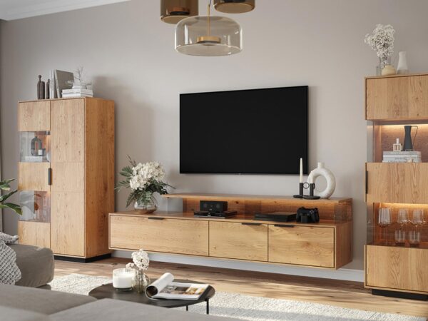 Aranżacja salonu z meblami dębowymi i szafką RTV pod telewizorem