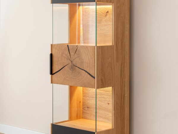 Witryna dębowa z lamelami i oświetleniem, styl nowoczesny