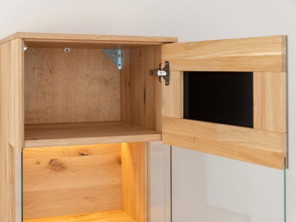 Detal wewnętrzny szafki z zawiasami i naturalnym drewnem