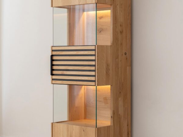 Witryna z przeszkleniem i oświetleniem, drewno naturalne