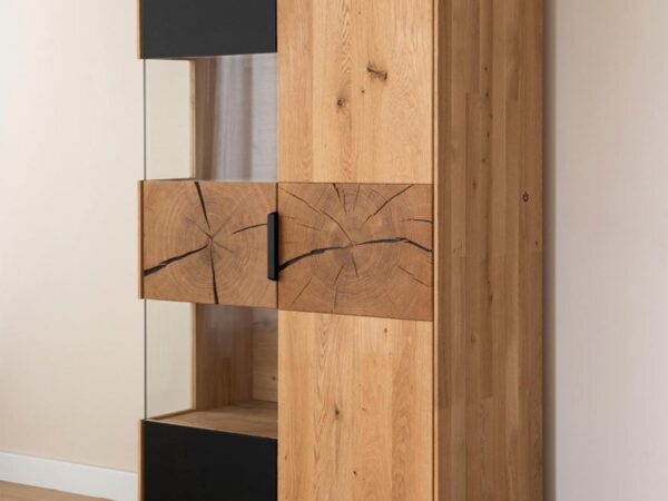 Witryna z dębu z czarnymi detalami i półkami szklanymi, styl loftowy