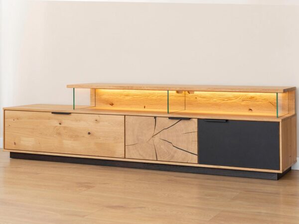 Nowoczesna szafka RTV z dębu z oświetleniem LED i frezowaniami