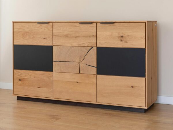 Nowoczesna komoda z drewna z asymetrycznymi frontami i czarnymi elementami