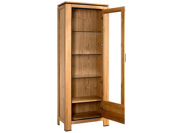 Drewniana witryna z otwieranym frontem i klasycznymi półkami