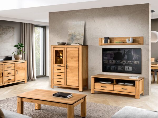 Drewniany stolik kawowy z grubym blatem i prostą formą