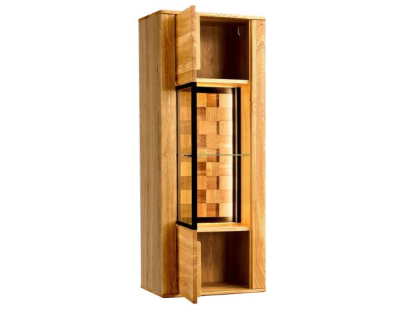 Pionowa witryna dębowa z trzema półkami i wyrazistym dekorem w stylu rustykalnym