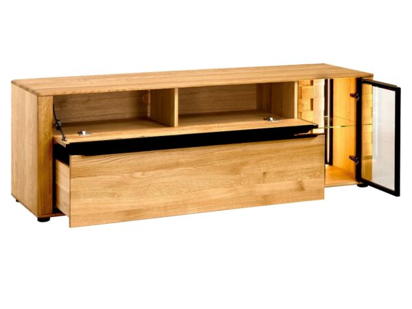 Komoda RTV z naturalnego drewna z otwartą półką i czarnymi detalami w stylu industrialnym
