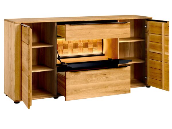 Drewniana witryna z podświetleniem i wysuwanym mechanizmem