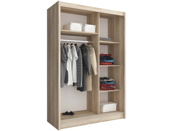 Wnętrze szafy przesuwnej z półkami i drążkami na ubrania