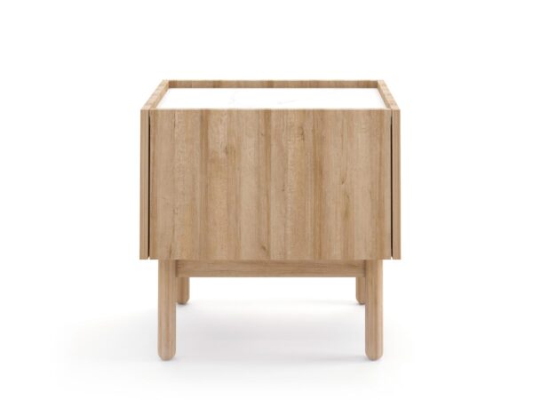 Niska szafka z nogami w stylu retro – widok z przodu