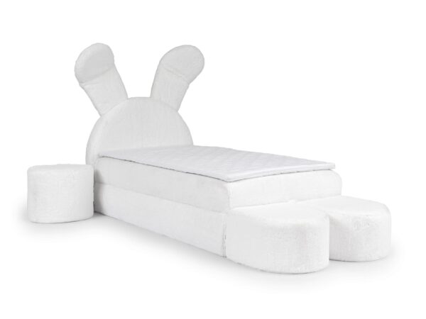 Łóżko dziecięce w kształcie króliczka z zaokrąglonymi kształtami i białą tapicerką w stylu bajkowym